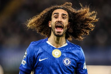Chelsea 'den Marc Cucurella, 25 Kasım 2025' te İngiltere 'nin Stamford Köprüsü' nde oynanan UEFA Şampiyonlar Ligi 5. Maçı 'nda sakatlanan Barselona' lı Fermin Lopez 'e sesleniyor.