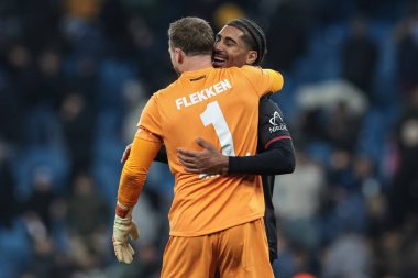 Bayer 04 'ten Mark Flekken ve Loc Bad, 25 Kasım 2025' de Manchester City, Manchester Stadyumu 'nda oynanan 8 Manchester City - Bayer 04 Leverkusen maçında UEFA Şampiyonlar Ligi Maçı' nın galibiyetini kutladılar.