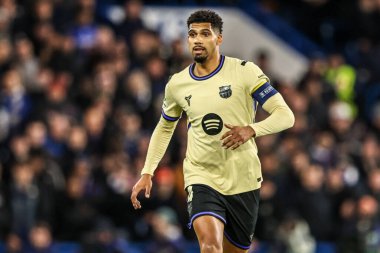 Barcelona 'dan Ronald Araujo UEFA Şampiyonlar Ligi Maçı sırasında Stamford Köprüsü, Londra, 25 Kasım 2025