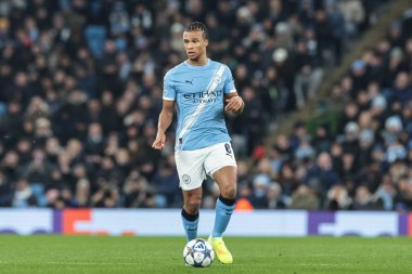 Manchester City 'den Nathan Ake topu UEFA Şampiyonlar Ligi Maçı' nda 8 Manchester City - Bayer 04 Leverkusen maçında aldı. Manchester Stadyumu, Manchester, İngiltere, 25 Kasım 2025