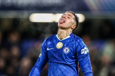 Chelsea 'den Enzo Fernnndez, 25 Kasım 2025' te Stamford Bridge, Londra 'da oynanan 8 Chelsea-Barcelona maçında kaçırılan gol şansına tepki gösterdi.