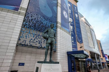 Stamford Köprüsü 'nün dışındaki Peter Osgood heykeli UEFA Şampiyonlar Ligi Maçı sırasında Stamford Bridge, Londra, 25 Kasım 2025' te Chelsea - Barcelona maçı sırasında