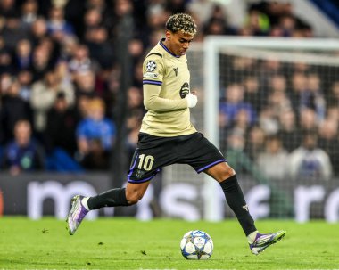 UEFA Şampiyonlar Ligi Maçı sırasında Barcelona 'dan Lamine Yamal Stamford Köprüsü, Londra, 25 Kasım 2025