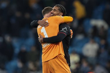 Bayer 04 'ten Mark Flekken ve Loc Bad, 25 Kasım 2025' de Manchester City, Manchester Stadyumu 'nda oynanan 8 Manchester City - Bayer 04 Leverkusen maçında UEFA Şampiyonlar Ligi Maçı' nın galibiyetini kutladılar.