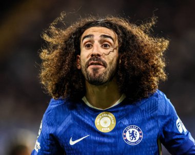 Chelsea 'den Marc Cucurella, 25 Kasım 2025' te İngiltere 'nin Stamford Köprüsü' nde oynanan UEFA Şampiyonlar Ligi 5. Maçı 'nda sakatlanan Barselona' lı Fermin Lopez 'e sesleniyor.