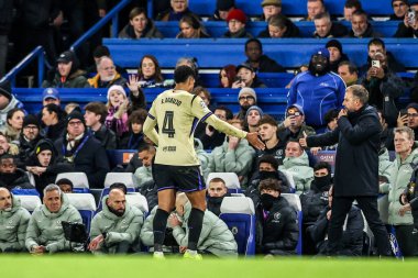 Barselona 'dan Ronald Araujo, UEFA Şampiyonlar Ligi Maçı' nda kırmızı kart aldıktan sonra 25 Kasım 2025 'te Stamford Bridge, Londra' da Chelsea v Barcelona 'da kırmızı kart aldı.
