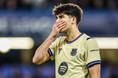 Barcelona 'dan Pau Cubarsi, UEFA Şampiyonlar Ligi Maçı sırasında Stamford Bridge, Londra' da Chelsea - Barcelona maçında, 25 Kasım 2025