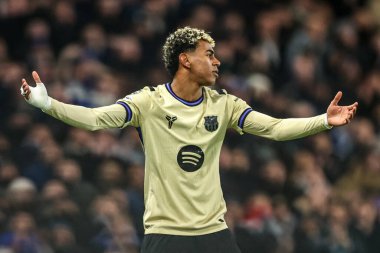 Barcelona 'dan Lamine Yamal, UEFA Şampiyonlar Ligi Maçı' nda 25 Kasım 2025 'te Stamford Bridge, Londra' da Chelsea v Barcelona maçında tepki gösterdi.