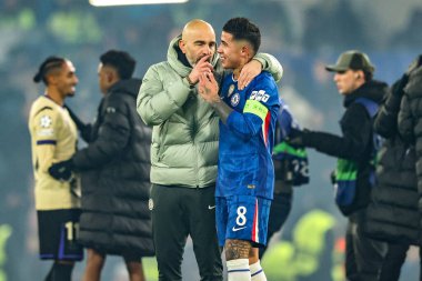 Chelsea 'nin Enzo Maresca teknik direktörü Chelsea' den Enzo Fernnndez, UEFA Şampiyonlar Ligi maçından sonra Stamford Bridge, Londra, 25 Kasım 2025 'de Chelsea - Barcelona maçında