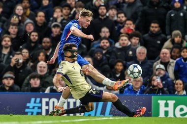 Chelsea 'den Liam Delap, UEFA Şampiyonlar Ligi Maçı' nda Stamford Bridge, Londra, 25 Kasım 2025 'te Chelsea - Barcelona maçında topu kutuya sokuyor.