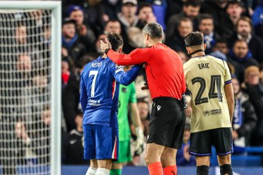 Chelsea 'den Pedro Neto, 25 Kasım 2025' te Stamford Bridge, Londra 'da oynanan UEFA Şampiyonlar Ligi 5. Chelsea-Barcelona karşılaşmasında golü reddedildikten sonra hakem Slavko Vinciç' e itiraz ediyor.