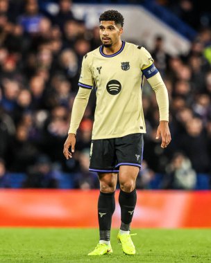 Barcelona 'dan Ronald Araujo UEFA Şampiyonlar Ligi Maçı sırasında Stamford Köprüsü, Londra, 25 Kasım 2025