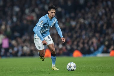 Manchester City 'den Tijjani Reijnders, Manchester Stadyumu, Birleşik Krallık' ta 25 Kasım 2025 'te oynanan 8 Manchester City-Bayer 04 Leverkusen maçında topu UEFA Şampiyonlar Ligi' ne bırakıyor.