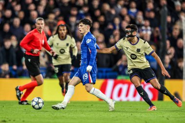 Chelsea 'den Alejandro Garnacho, UEFA Şampiyonlar Ligi 5 / 8 Chelsea - Barcelona maçında pas veriyor. Stamford Bridge, Londra, 25 Kasım 2025