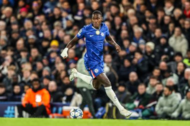 Chelsea 'den Trevoh Chalobah, UEFA Şampiyonlar Ligi 5 / 8 Chelsea v Barcelona maçında topu Londra, Stamford Bridge' de 25 Kasım 2025 'de bırakıyor.