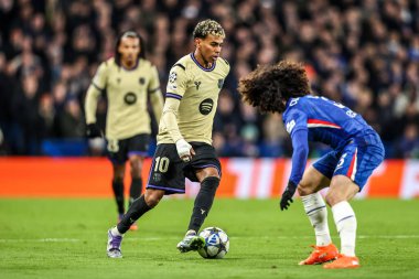 Barcelona 'dan Lamine Yamal, UEFA Şampiyonlar Ligi Maçı' nda Chelsea 'li Marc Cucurella' nın baskısı altında topu Stamford Bridge, Londra, İngiltere 'de 25 Kasım 2025' de Chelsea - Barcelona maçı sırasında bırakıyor.