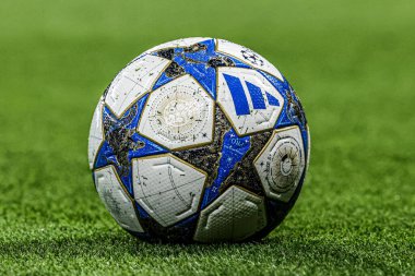 UEFA Şampiyonlar Ligi karşılaşma topu UEFA Şampiyonlar Ligi Maçı 'nda Stamford Bridge, Londra, 25 Kasım 2025' te Chelsea - Barcelona maçı sırasında oynanmıştır.