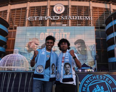 Taraftarlar, Manchester Stadyumu, Manchester, İngiltere 'de 25 Kasım 2025' te oynanan 8 Manchester City - Bayer 04 Leverkusen maçında UEFA Şampiyonlar Ligi 'ne oyuncu girişinin önünde fotoğraf çekiyorlar.