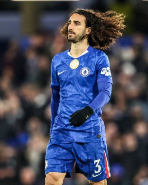 Chelsea 'li Marc Cucurella, UEFA Şampiyonlar Ligi Maçı sırasında Stamford Bridge, Londra, 25 Kasım 2025' te Chelsea - Barcelona maçında