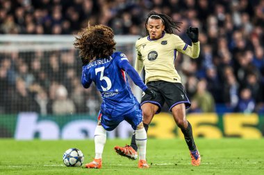 Chelsea 'den Marc Cucurella ve Barcelona' dan Jules Kounde, UEFA Şampiyonlar Ligi 5 / 8 Chelsea-Barcelona maçında, 25 Kasım 2025 'de Stamford Bridge, Londra' da top için mücadele ettiler.