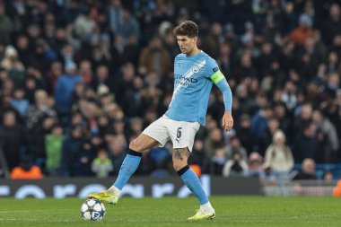 Manchester City 'den John Stones topu UEFA Şampiyonlar Ligi Maçı' nda 8 Manchester City - Bayer 04 Leverkusen maçında aldı. Manchester Stadyumu, Manchester, İngiltere, 25 Kasım 2025