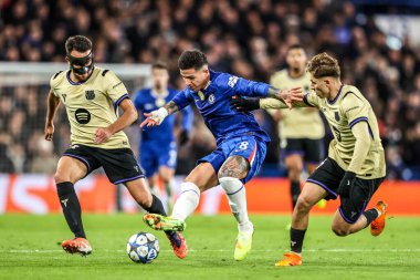 Chelsea 'den Enzo Fernnndez, Barcelona' dan Eric Garcia ve Barcelona 'dan Fermin Lopez' i UEFA Şampiyonlar Ligi Maçı 'nda Stamford Bridge, Londra' da oynanan 5.