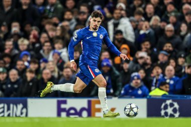 Chelsea 'den Pedro Neto, UEFA Şampiyonlar Ligi Maçı' nda topu Stamford Bridge, Londra, 25 Kasım 2025 'te Chelsea - Barcelona maçında atıyor.