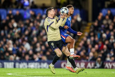 Barcelona 'dan Robert Lewandowski topu yakaladı ancak maç 25 Kasım 2025' te Stamford Bridge, Londra 'da oynanan UEFA Şampiyonlar Ligi 5. Maçı sırasında serbest atış için durduruldu.