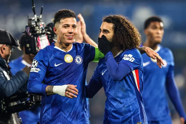 Chelsea 'den Marc Cucurella ve Chelsea' den Enzo Fernndez, 25 Kasım 2025 'te Stamford Bridge, Londra' da oynanan UEFA Şampiyonlar Ligi 5 / 8 Chelsea-Barcelona maçında zaferi kutluyorlar.