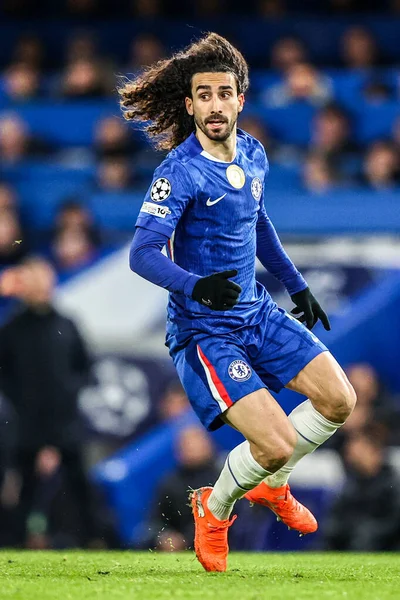Chelsea 'li Marc Cucurella, UEFA Şampiyonlar Ligi Maçı sırasında Stamford Bridge, Londra, 25 Kasım 2025' te Chelsea - Barcelona maçında