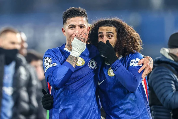 Chelsea 'den Marc Cucurella ve Chelsea' den Enzo Fernndez, 25 Kasım 2025 'te Stamford Bridge, Londra' da oynanan UEFA Şampiyonlar Ligi 5 / 8 Chelsea-Barcelona maçında zaferi kutluyorlar.