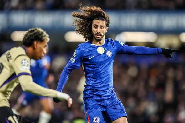 Chelsea 'li Marc Cucurella takımına UEFA Şampiyonlar Ligi Maçı' nda talimat veriyor. Maç 5 'te Stamford Bridge, Londra, 25 Kasım 2025' de oynanacak.