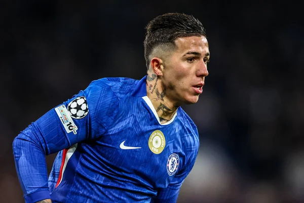Chelsea 'den Enzo Fernnndez UEFA Şampiyonlar Ligi Maçı sırasında Stamford Köprüsü, Londra, 25 Kasım 2025