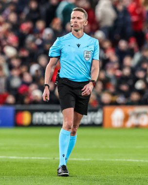 Hakem Alejandro Jose Hernandez UEFA Şampiyonlar Ligi Maçı sırasında Liverpool-PSV Eindhoven maçında 26 Kasım 2025 'te Anfield, Liverpool, İngiltere