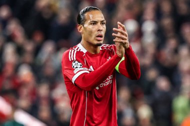 Liverpool 'dan Virgil van Dijk, UEFA Şampiyonlar Ligi Maçı sırasında Liverpool' un 5 'inci maçında Anfield, Liverpool' da PSV Eindhoven 'a karşı, 26 Kasım 2025