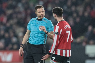 Sheffield United 'dan hakem Leigh Doughty, Sheffield Lane, Sheffield, İngiltere' de oynanan Sky Bet Şampiyonası maçında Portsmouth kalecisi Nicolas Schmid ile karşılaştıktan sonra Tom Cannon ile konuştu.