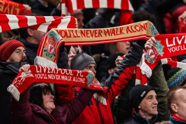 Liverpool taraftarları, UEFA Şampiyonlar Ligi Maçı 'nda Liverpool' un PSV Eindhoven 'a karşı oynadığı Anfield, Liverpool, Birleşik Krallık' ta 26 Kasım 2025 'de oyundan önce Youll Never Walk Alone adlı şarkıyı söylediler.