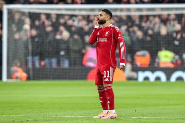 Liverpool 'dan Muhammed Salah takımına UEFA Şampiyonlar Ligi Maçı' nda talimat verir. Liverpool 'un 5' inci maçında Anfield, Liverpool, Birleşik Krallık 'ta PSV Eindhoven' a karşı, 26 Kasım 2025