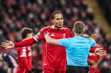 Liverpool 'dan Virgil van Dijk, UEFA Şampiyonlar Ligi Maçı' nda PSV Eindhoven 'a karşı oynanan 5 maçta 26 Kasım 2025' te Anfield, Liverpool, Birleşik Krallık 'ta PSV Eindhoven' a ceza verdikten sonra hakem Alejandro Jose Hernandez 'e temyiz başvurusunda bulundu.