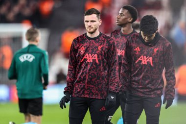 Liverpool 'dan Andrew Robertson, UEFA Şampiyonlar Ligi Maçı' nda maç öncesi ısınma oturumunda Liverpool 'un PSV Eindhoven' a karşı 26 Kasım 2025 'de Anfield, Liverpool, Birleşik Krallık' ta oynadığı maçta