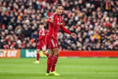 Liverpool 'dan Virgil van Dijk, UEFA Şampiyonlar Ligi Maçı sırasında Liverpool' un 5 'inci maçında Anfield, Liverpool' da PSV Eindhoven 'a karşı, 26 Kasım 2025