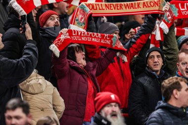 Liverpool taraftarları, UEFA Şampiyonlar Ligi Maçı 'nda Liverpool' un PSV Eindhoven 'a karşı oynadığı Anfield, Liverpool, Birleşik Krallık' ta 26 Kasım 2025 'de oyundan önce Youll Never Walk Alone adlı şarkıyı söylediler.