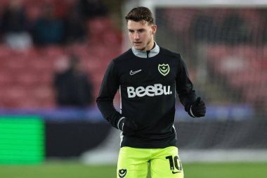 Portsmouth 'dan Adrian Segecic, 26 Kasım 2025' te İngiltere 'nin Sheffield Lane şehrinde oynanan Sky Bet Şampiyonası maçında Sheffield United ile Portsmouth arasındaki ısınma maçında
