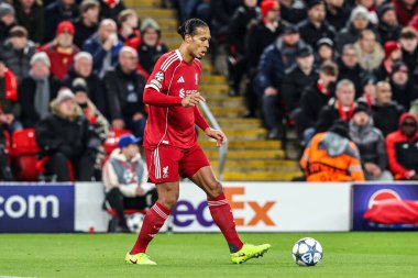 Liverpool 'dan Virgil van Dijk, UEFA Şampiyonlar Ligi Maçı' nda topu paslıyor. Liverpool 'un PSV Eindhoven' a karşı oynadığı maçın 5 'i, Anfield, Liverpool, Birleşik Krallık' ta, 26 Kasım 2025