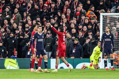 Liverpool 'dan Dominik Szoboszlai, UEFA Şampiyonlar Ligi Maçı' nda 1-1 kazanma hedefini kutluyor. Liverpool - PSV Eindhoven maçı, Anfield, Liverpool, Birleşik Krallık, 26 Kasım 2025