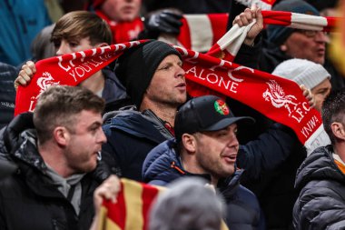 Liverpool taraftarları, UEFA Şampiyonlar Ligi Maçı 'nda Liverpool' un PSV Eindhoven 'a karşı oynadığı Anfield, Liverpool, Birleşik Krallık' ta 26 Kasım 2025 'de oyundan önce Youll Never Walk Alone adlı şarkıyı söylediler.