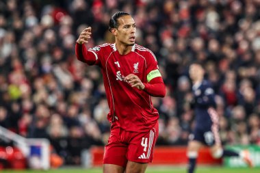 Liverpool 'dan Virgil van Dijk, UEFA Şampiyonlar Ligi Maçı sırasında Liverpool' un 5 'inci maçında Anfield, Liverpool' da PSV Eindhoven 'a karşı, 26 Kasım 2025