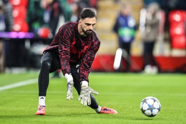 Liverpool kalecisi Giorgi Mamardashvili, UEFA Şampiyonlar Ligi Maçı 'nda maç öncesi ısınma oturumunda Liverpool' a karşı PSV Eindhoven, Anfield, Liverpool, Birleşik Krallık 'ta, 26 Kasım 2025