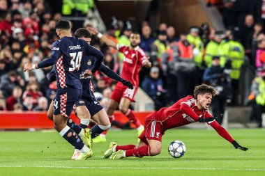 Liverpool 'lu Milos Kerkez, UEFA Şampiyonlar Ligi 5 maçında Liverpool PSV Eindhoven' a karşı Anfield, Liverpool, Birleşik Krallık 'ta 26 Kasım 2025' de oynanan karşılaşmada PSV Eindhoven 'a faul yaptı.