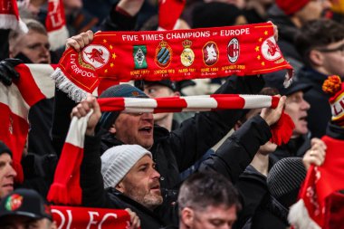Liverpool taraftarları, UEFA Şampiyonlar Ligi Maçı 'nda Liverpool' un PSV Eindhoven 'a karşı oynadığı Anfield, Liverpool, Birleşik Krallık' ta 26 Kasım 2025 'de oyundan önce Youll Never Walk Alone adlı şarkıyı söylediler.